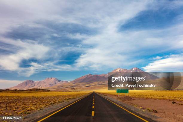 road to lagunas miscanti y miñiques located in atacama desert at 4,140m altitude, chile, january 19, 2018 - antofagasta stockfoto's en -beelden