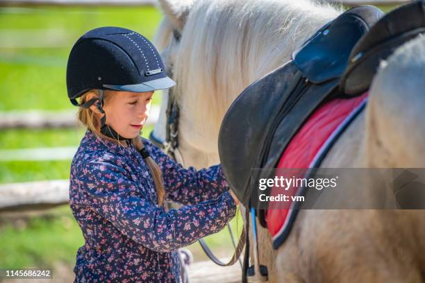 chica con su caballo - riding hat fotografías e imágenes de stock