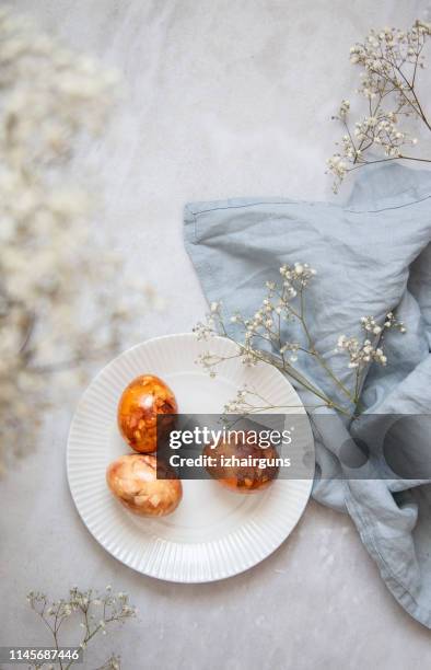 påskägg i korg, naturligtvis färgat med lök skinn, blommor och örter på marmor bakgrund med kopierings utrymme - easter eggs basket bildbanksfoton och bilder