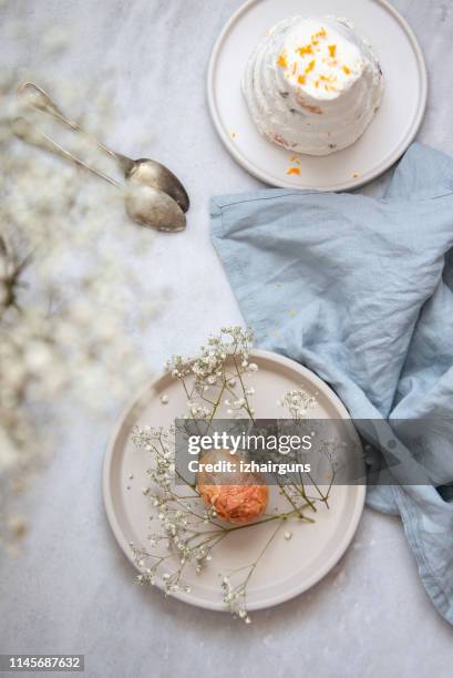 傳統的俄羅斯和烏克蘭凝乳復活節蛋糕與蜜糖和復活節彩蛋在籃子裡, 自然染色與洋蔥皮, 花和草藥大理石背景與複製空間 - orthodox easter 個照片及圖片檔