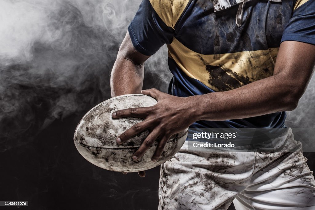 Een bloederige modderige rugby speler