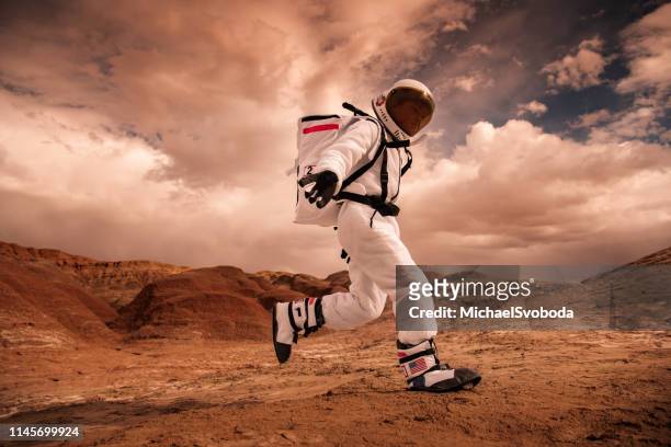 space exploration - space man on mars imagens e fotografias de stock