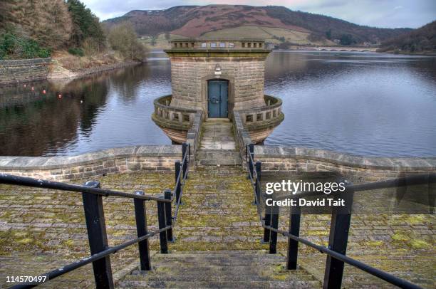 ladybower reservoir - sheffield fotografías e imágenes de stock