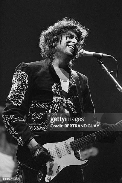 Poet and folk singer Bob Dylan performs 08 October 1987 during his concert at the POPB in Paris. AFP PHOTO BERTRAND GUAY