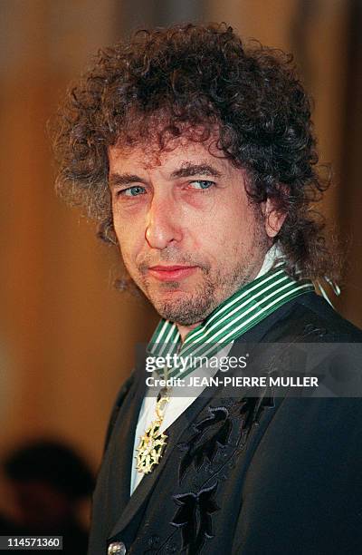 Poet and folk singer Bob Dylan is photographed 30 January 1990 in Paris, after being awarded with the Commandership of Arts and Literature. AFP PHOTO...