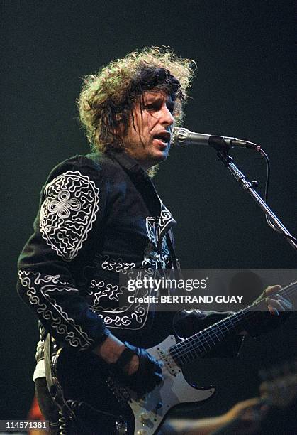 Poet and folk singer Bob Dylan performs 08 October 1987 during his concert at the POPB in Paris. AFP PHOTO BERTRAND GUAY