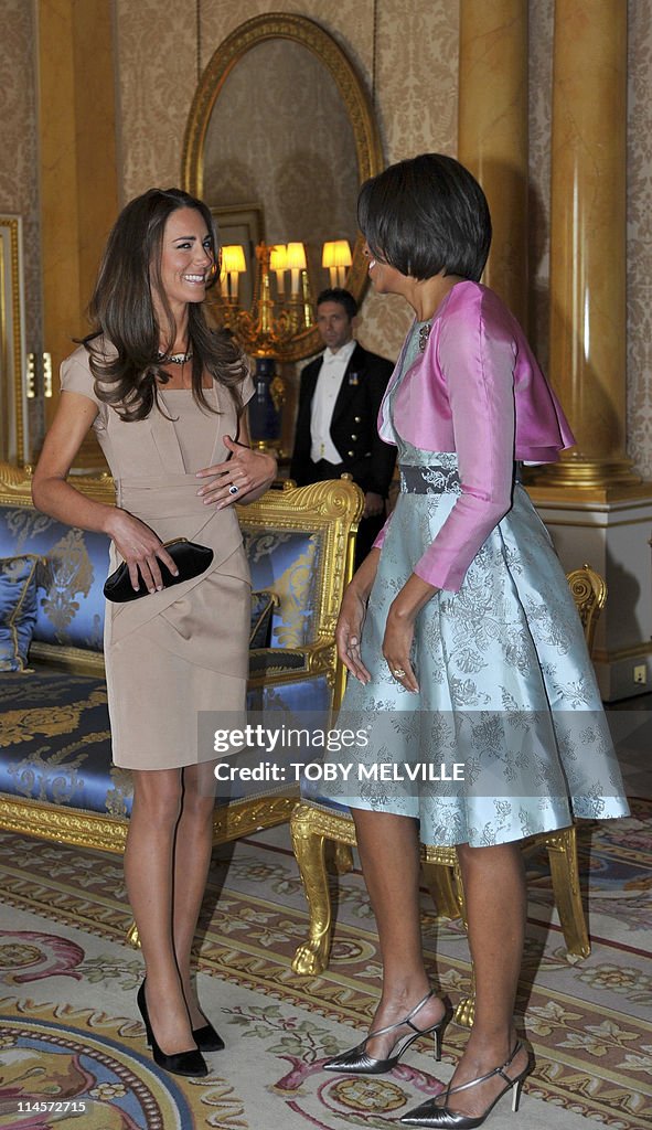 US First Lady Michelle Obama (R) talks t