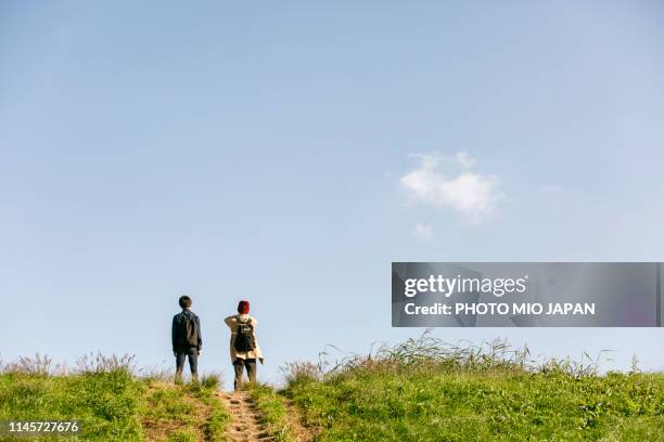 young men are standing on the bank. - levee - fotografias e filmes do acervo