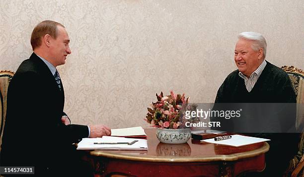 Russian President Boris Yeltsin meets with Prime Minister Vladimir Putin at the presidential residence Gorky-9 outside Moscow, 14 November 1999, in...