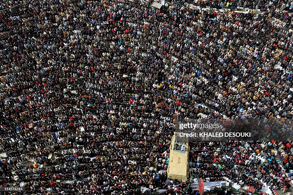 Thousands of Egyptians perform the Frida