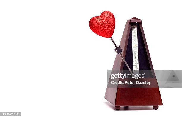 heart shaped metronome with copy space - imagem em movimento - fotografias e filmes do acervo