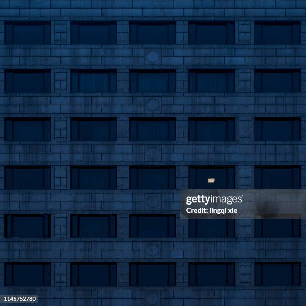 lighted windows on high-rise buildings - high rise night stockfoto's en -beelden