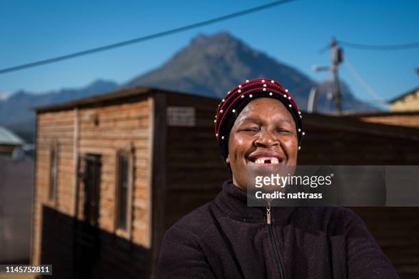 sorriso da mulher preta - township - fotografias e filmes do acervo