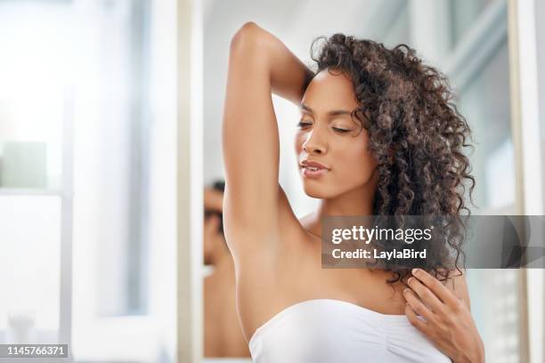 perché l'odore del corpo dovrebbe essere l'ultima delle tue preoccupazioni - ascelle foto e immagini stock