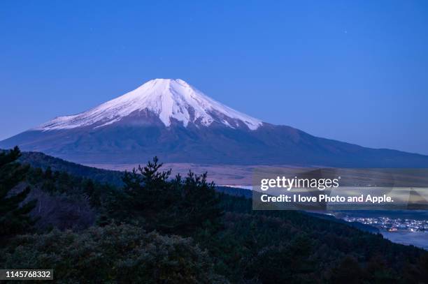 autumn fuji scenery at oshino - präfektur yamanashi stock-fotos und bilder