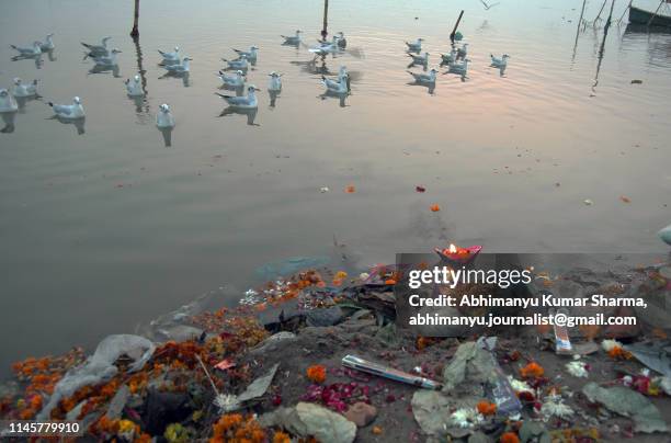 ganges river bank-04 - india pollution stock pictures, royalty-free photos & images