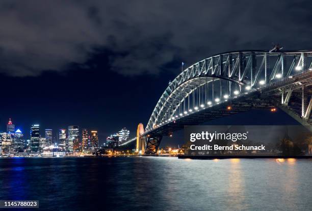 sydney harbor bridge at night - sydney harbour bridge night imagens e fotografias de stock