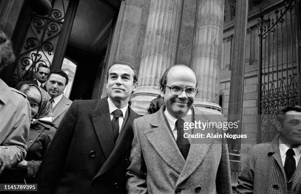 Les avocats de Roger Bontems, maîtres Robert Badinter et Philippe Lemaire sortent de l'Elysée le 14 novembre 1972 après avoir été reçus par le...