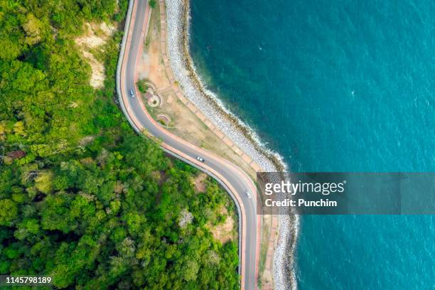 山と海の間の道路の空中風景 - 4k解像度 ストックフォトと画像