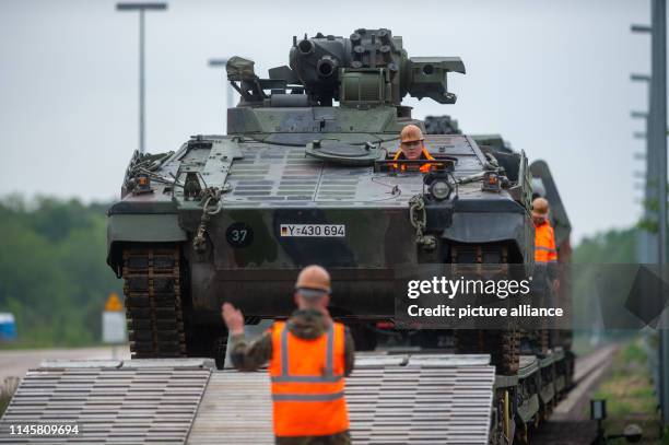 May 2019, Saxony-Anhalt, Altengrabow: Soldiers of Logistics Battalion 171 "Saxony-Anhalt" drive a Marder type tank from a train. The unloading was...