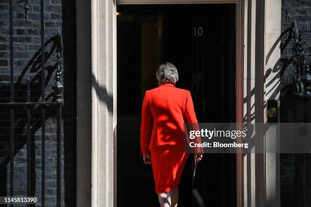 Theresa May, U.K. Prime minister, returns inside number 10 Downing Street after delivering a speech announcing her resignation in London, U.K., on...