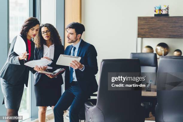 zakenlieden bespreken business - man met een groep vrouwen stockfoto's en -beelden