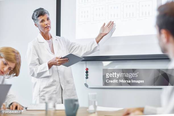 female professional discussing over treatment - blouse blanche femme photos et images de collection