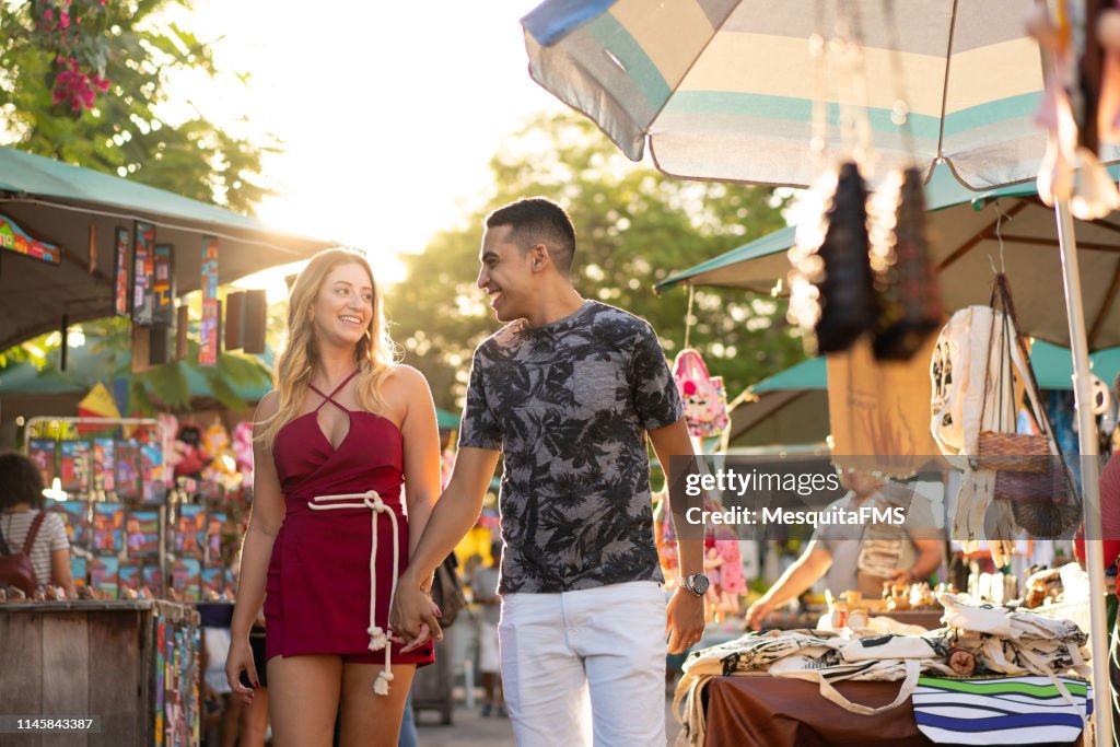 Touristen besuchen die Kunsthandwerksmesse in Olinda