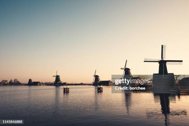 zaanse schans windmühlen - nordholland stock-fotos und bilder