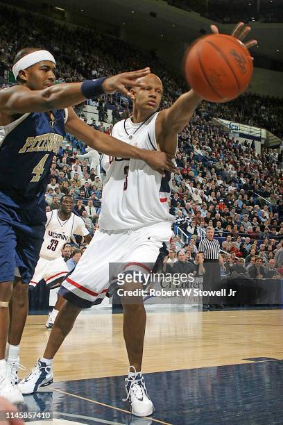 Pittsburgh's Jaron Brown, left, battles for the ball with University of Connecticut's Charlie Villanueva in a college basketball game, Hartford,...