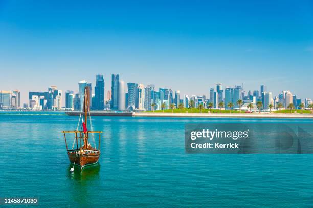 doha, katar-blick auf die moderne skyline mit wolkenkratzern - qatar port stock-fotos und bilder