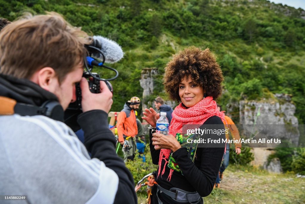 Sophie ducasse before a space net session from a cliff, Occitanie, Florac, France...