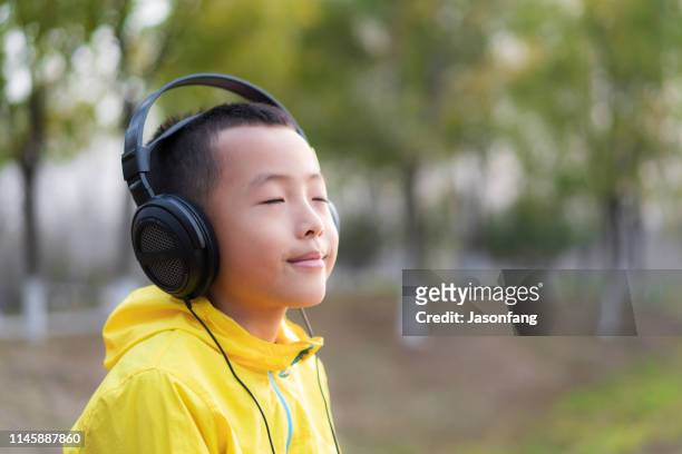 jungen - young boy enjoying music stock-fotos und bilder