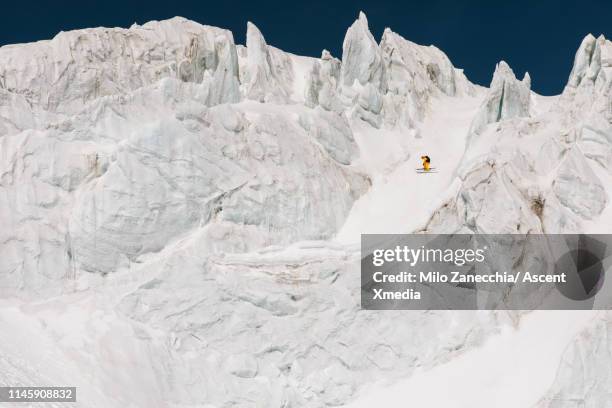 ski mountaineer descends mountain through serac field - monte elbrús fotografías e imágenes de stock