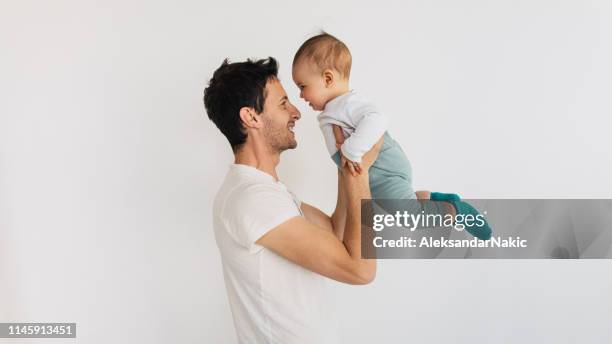 papa en baby jongen - baby isolated stockfoto's en -beelden