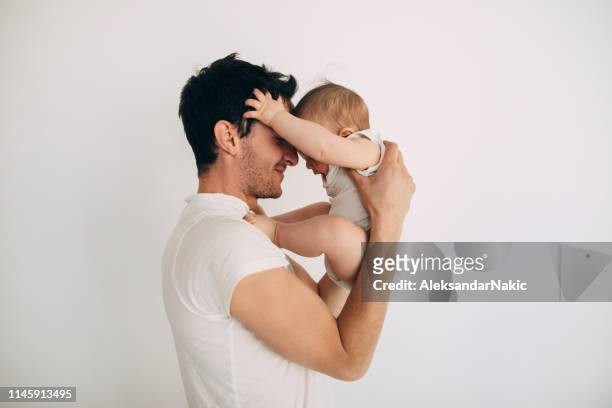 papa et bébé garçon - can't leave baby photos et images de collection