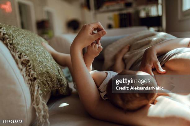 moederschap - rustige scène stockfoto's en -beelden