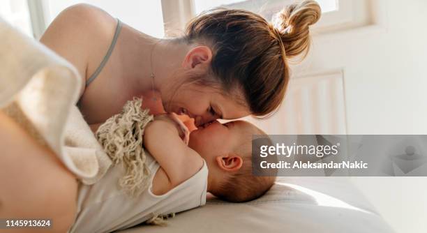 enlacer - mum with baby photos et images de collection