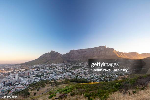 table mountain and cape town seen from the signal hill at sunset, south africa, november 22, 2018 - table mountain south africa fotografías e imágenes de stock