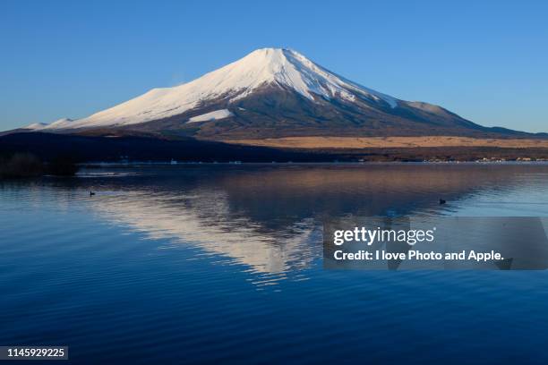 december fuji scenery - yamanaka lake fotografías e imágenes de stock