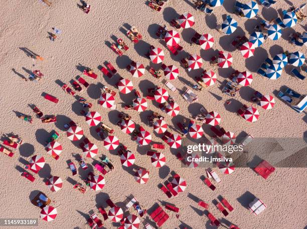 vista aérea de la multitud tomando el sol en la playa - sombrilla playa fotografías e imágenes de stock