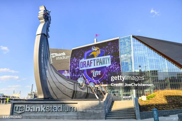 u.s. bank stadium in downtown minneapolis, minnesota - big screen television stock pictures, royalty-free photos & images