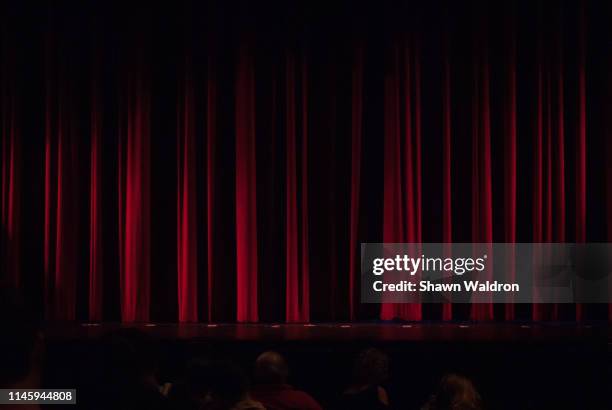 red velvet curtain - industria teatrale foto e immagini stock