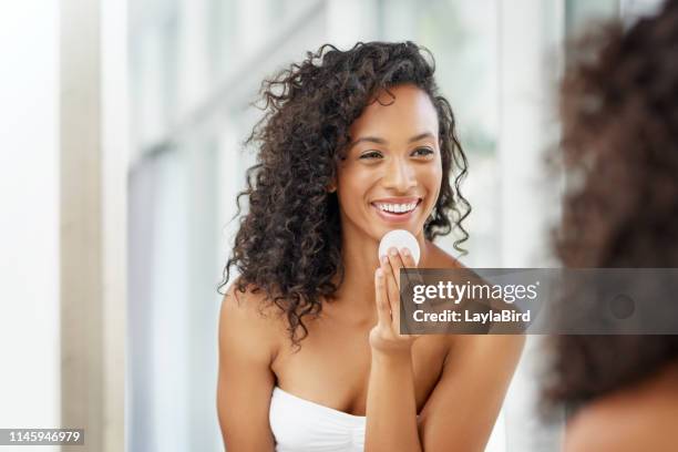 healthy skin is a daily commitment - creme de limpeza facial imagens e fotografias de stock