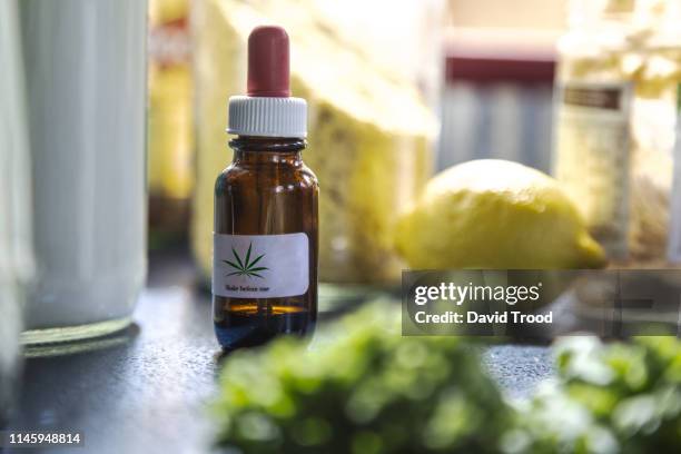 a 25ml bottle of medical cannabis oil. - medizinalhanf stock-fotos und bilder