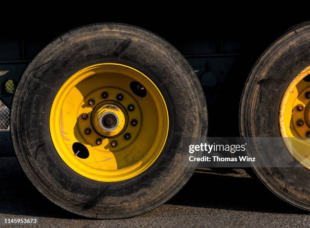 detail of truck tires - vrachtwagen banden stockfoto's en -beelden