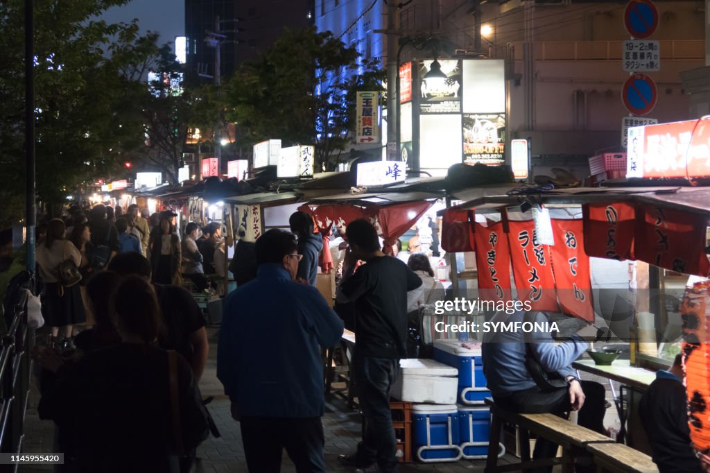 中洲の街並み、観光客で賑わう