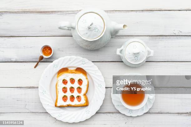 bread art and herbal tea. strawberry pattern toast drawn with jam. - tazza di latte dall'alto foto e immagini stock