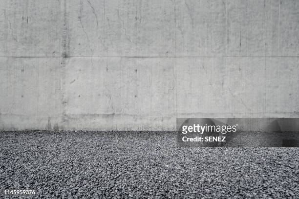 empty gravel parking lot - schottergestein stock-fotos und bilder