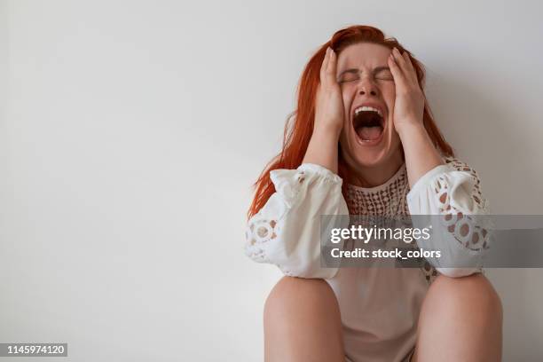 schreeuwen zo luid - schreeuwen stockfoto's en -beelden